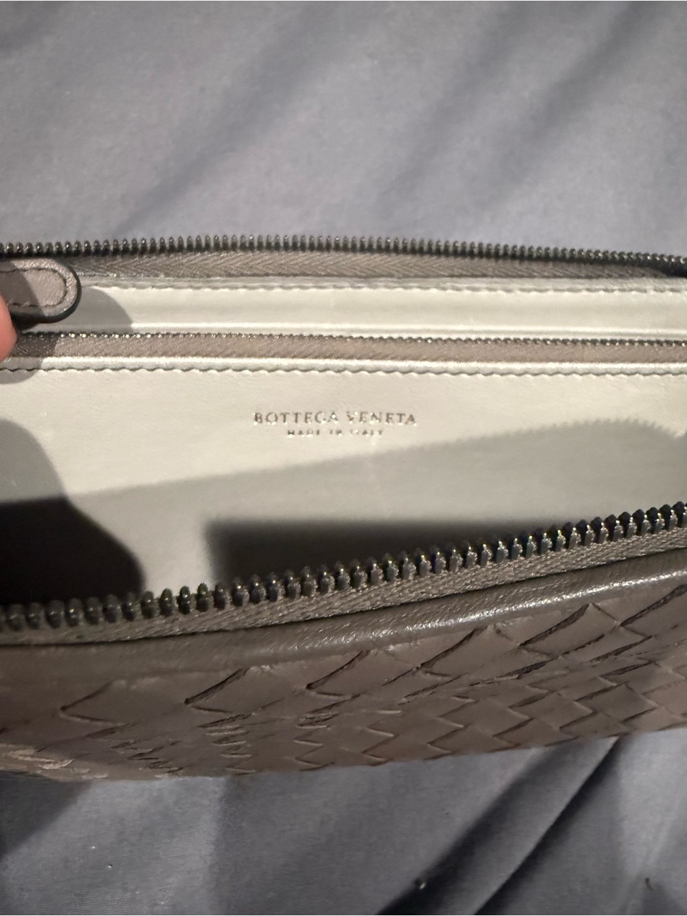 AUTHENTICATED Bottega Veneta Intrecciato Leather Zippy Wallet - Picture 7 of 8